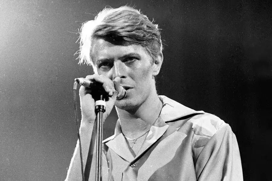 David Bowie:摇滚乐最有趣的就是,你总是觉得它就快挺...