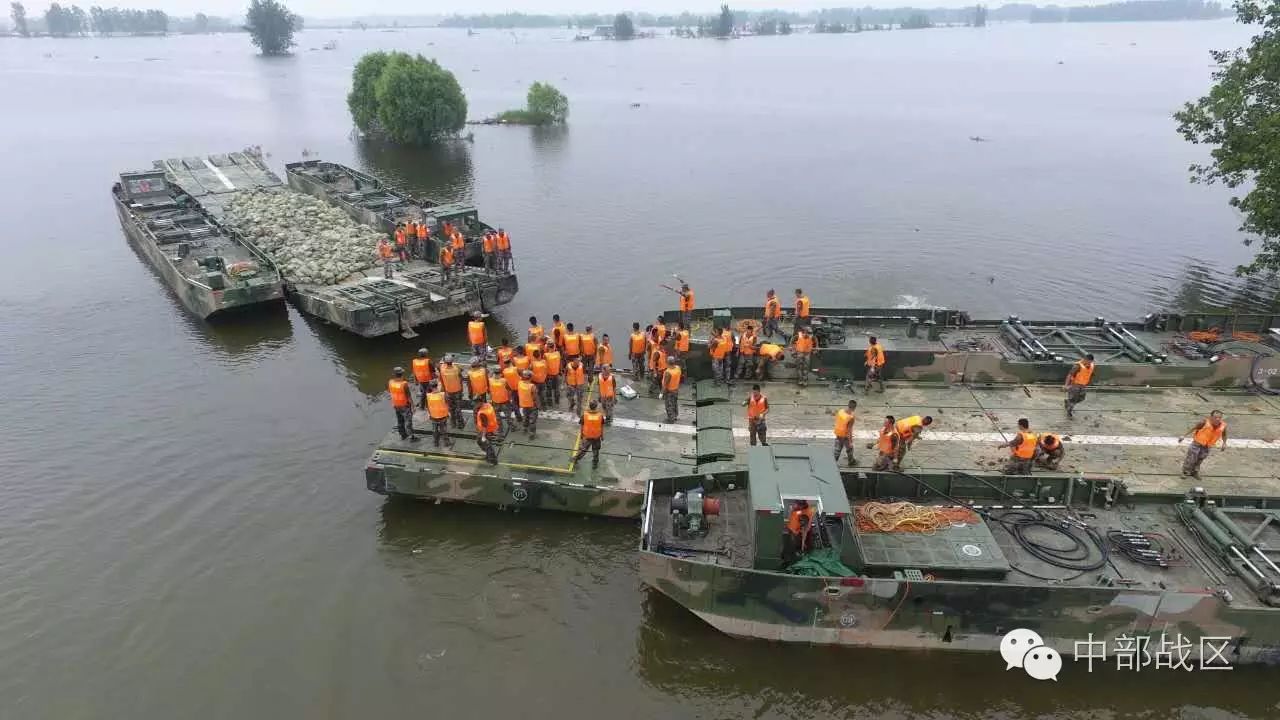 汉川老观湖决口舟桥旅携新式重型舟桥投入抗洪抢险
