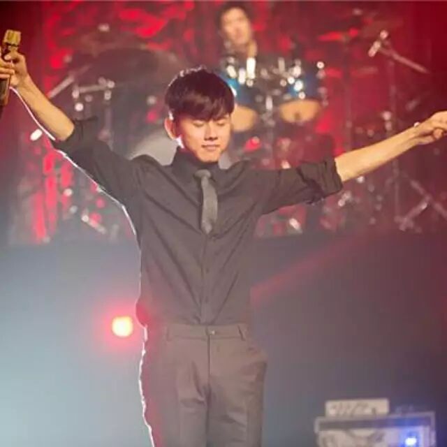 张杰元宵热情开唱 与异乡歌迷共度佳节