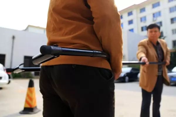 学校安保人员正在练习使用制暴叉 学校安保人员正在练习使用制暴叉