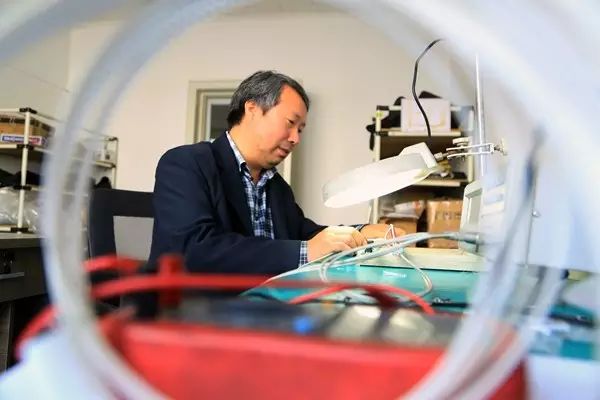 学校安保人员正在练习使用制暴叉 学校安保人员正在练习使用制暴叉