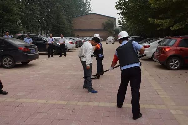 学校安保人员正在练习使用制暴叉 学校安保人员正在练习使用制暴叉
