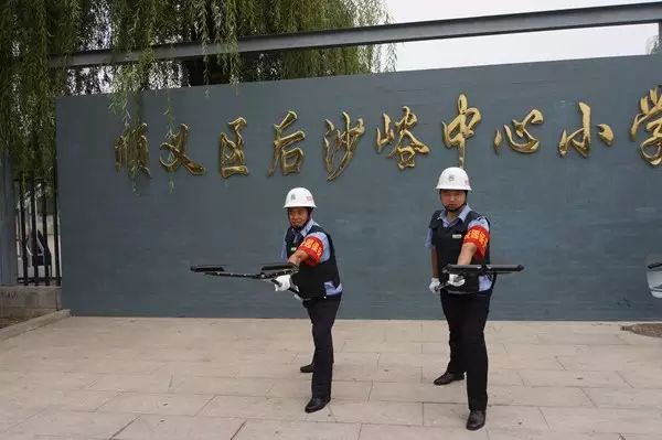 学校安保人员正在练习使用制暴叉 学校安保人员正在练习使用制暴叉