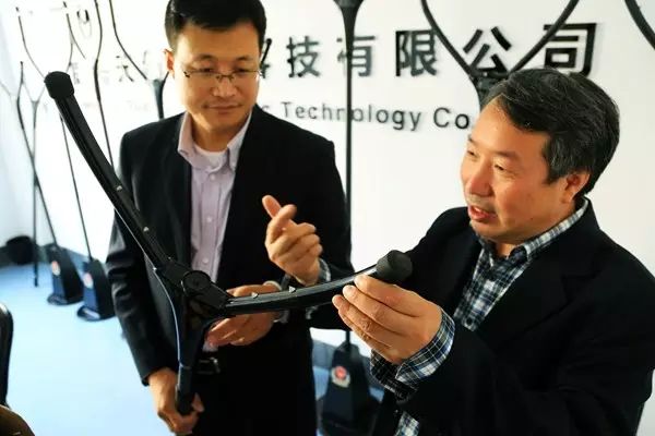 学校安保人员正在练习使用制暴叉 学校安保人员正在练习使用制暴叉