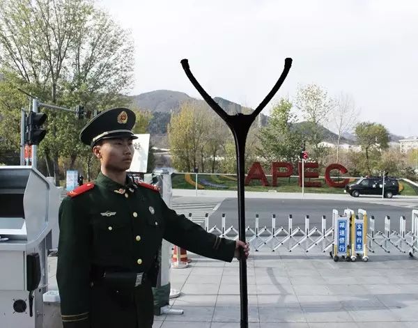 学校安保人员正在练习使用制暴叉 学校安保人员正在练习使用制暴叉