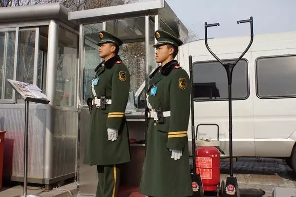 学校安保人员正在练习使用制暴叉 学校安保人员正在练习使用制暴叉