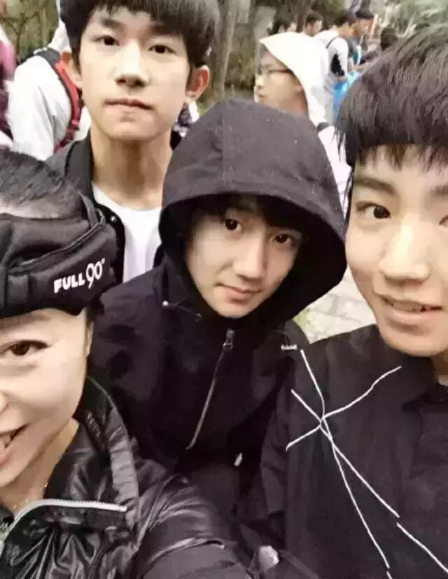 黄绮珊晒与TFBOYS合照 小伙伴们都准备好啦
