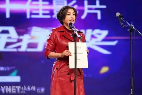 获奖后,刘晓庆美国度假享受街边“苍蝇馆子”