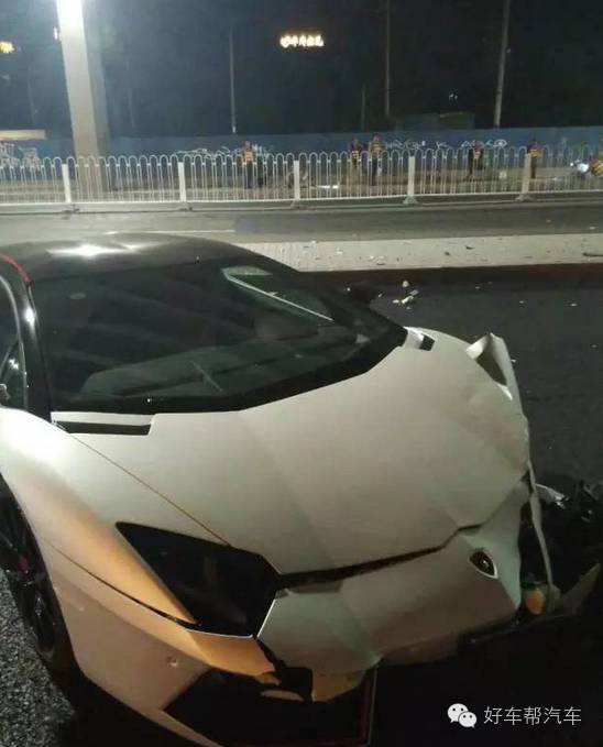 李易峰超跑车祸撞桥墩 经纪人先否认后又承认