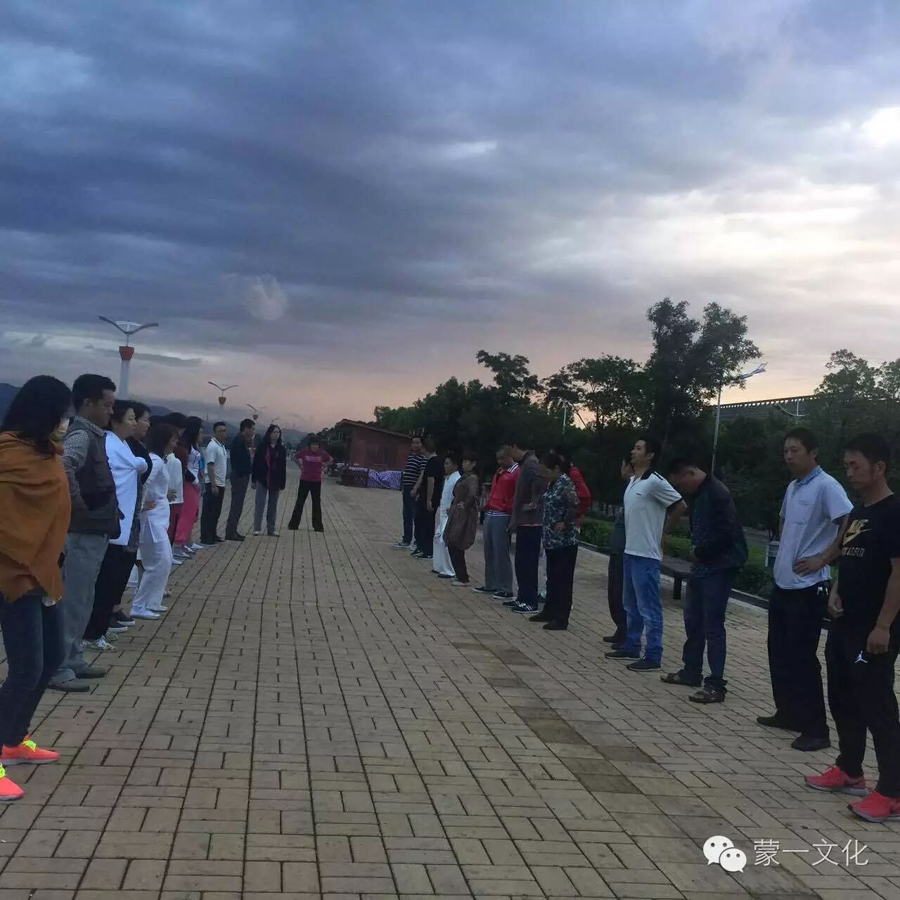 早上是几点到几点_晚上鼻塞,早上打喷嚏流鼻涕是感冒吗_减肥是早上跑步好还是晚上跑步好