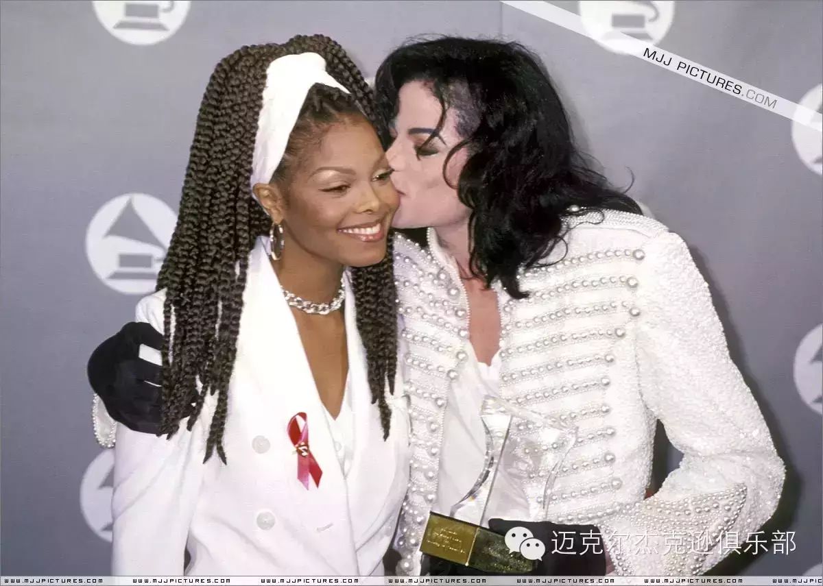 【视频】1993年格莱美颁奖礼,Janet Jackson颁给哥哥MJ...