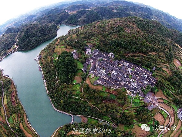 从500米空中观凤凰县山江镇老洞村