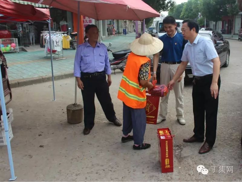 六安丁集镇书记镇长同行慰问一线环卫工人