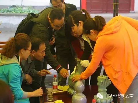 工作人員拿著剛出窯的鈞瓷成品向聽眾講解如何辨別鈞瓷的品色