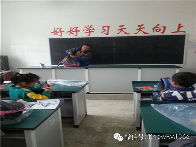 志愿者在教孩子們?nèi)绾畏艑捄褪站o書包的背帶！