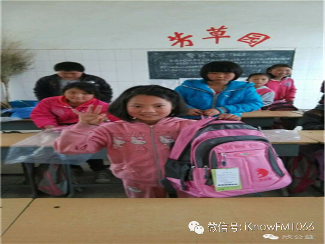 孩子們拿到溫暖包，十分興奮，迫不及待地看一看包里都有什么呢！