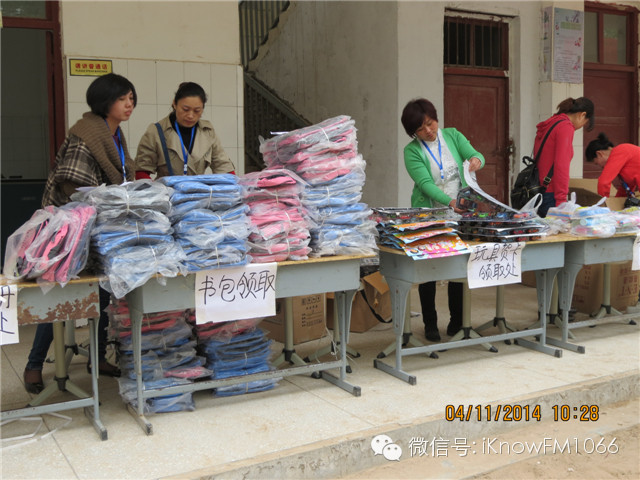 孩子的溫暖包內(nèi)容豐富，有生活用品、學(xué)習(xí)用品、玩具