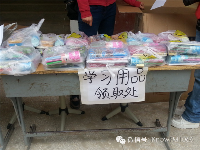 孩子的溫暖包內(nèi)容豐富，有生活用品、學(xué)習(xí)用品、玩具