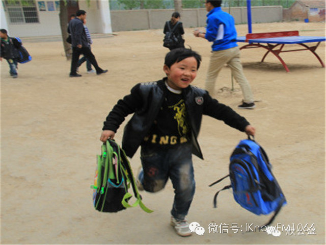 孩子们拿着温暖包，欢快地奔跑在回家的路上！