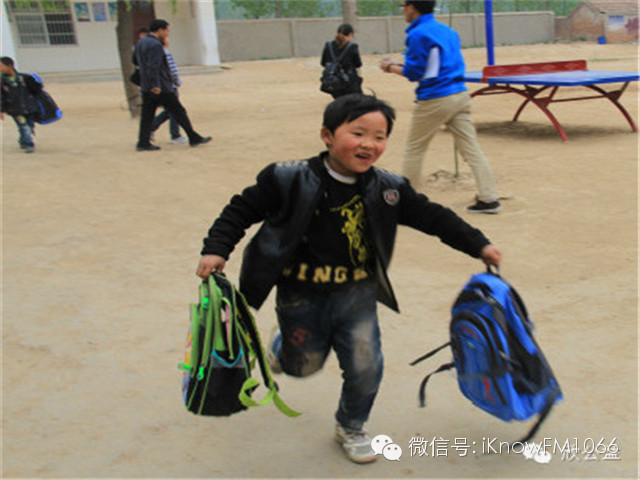 孩子們拿著溫暖包，歡快地奔跑在回家的路上！