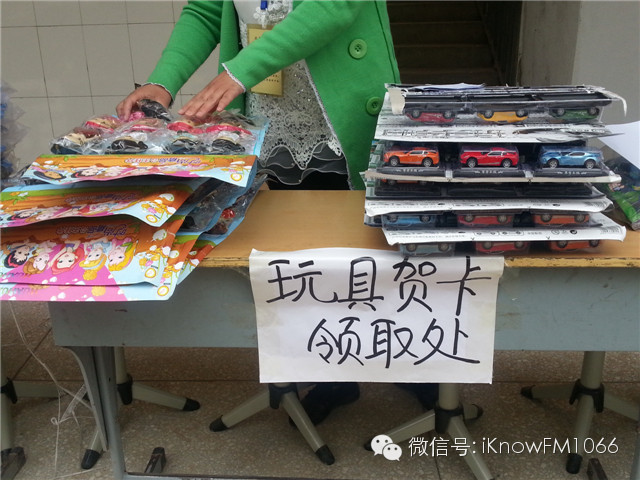 孩子的溫暖包內(nèi)容豐富，有生活用品、學(xué)習(xí)用品、玩具
