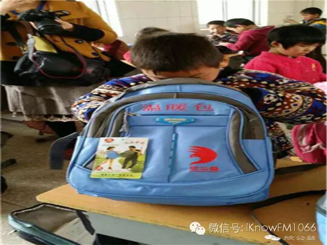 孩子們拿到溫暖包，十分興奮，迫不及待地看一看包里都有什么呢！