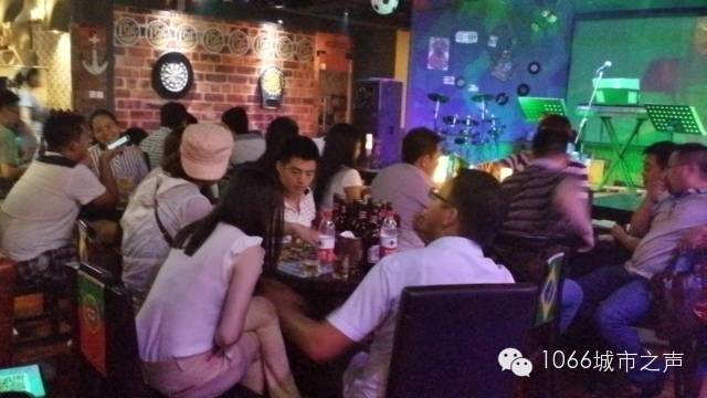 面對(duì)德法大戰(zhàn)，比我還激動(dòng)的家伙們！喝酒看球，咋就真帶勁了！
