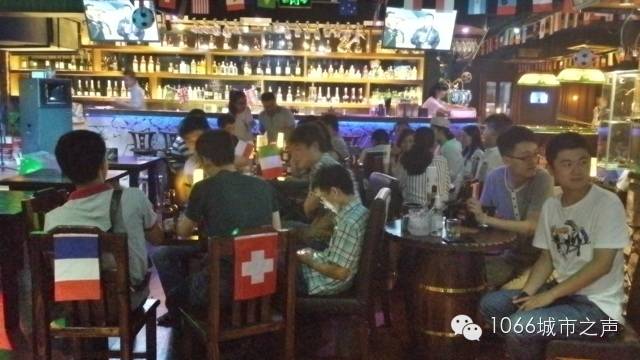面對(duì)德法大戰(zhàn)，比我還激動(dòng)的家伙們！喝酒看球，咋就真帶勁了！