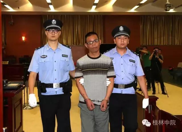 图为上诉人陈小红宣判后走出法庭