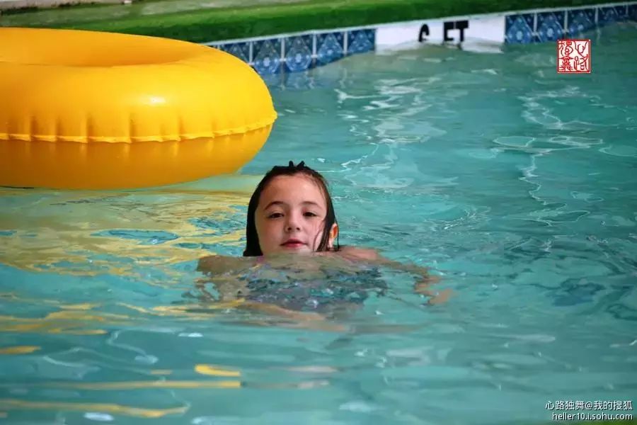 游泳:丫丫两岁就学会了游泳,这是约两米深的泳池