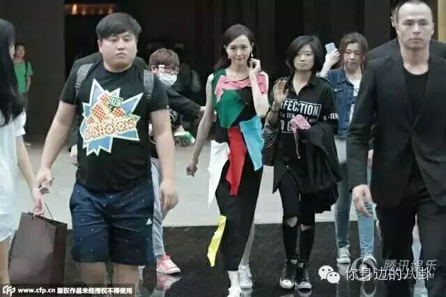 唐嫣获众保镖贴身护卫 乘房车换便装直奔家