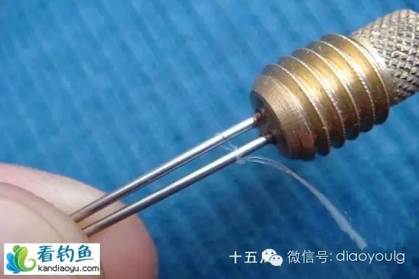 作为一个钓鱼人,经常野钓,自然要应付各种情况,自己学会手工绑钩是必修课,其实熟练之后会发觉,手工绑钩其实也是很快的。 我小学的时候就会绑鱼钩,如今开始玩台钓,接触过很多种绑钩法,而绝大部份绑钩法都有一个缺点---用线尾去绕钩柄,最终留下的线头长度很难控制,导致做好的子线有长有短。 后来找到一种绑钩法,可以避免这个问题(程宁用的就是这种),这里把整个过程贴出来,供各位钓友参考。有更好的方法也不要吝啬,发出来大伙儿分享! 先来看看要用的工具:分别有子线截线尺、剪刀(废话),线,钩子,打结器(可以自制,也可以用