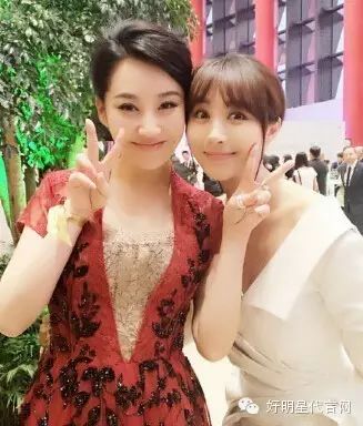 许晴中门大开甜笑卖萌 李菲儿献吻似姐妹