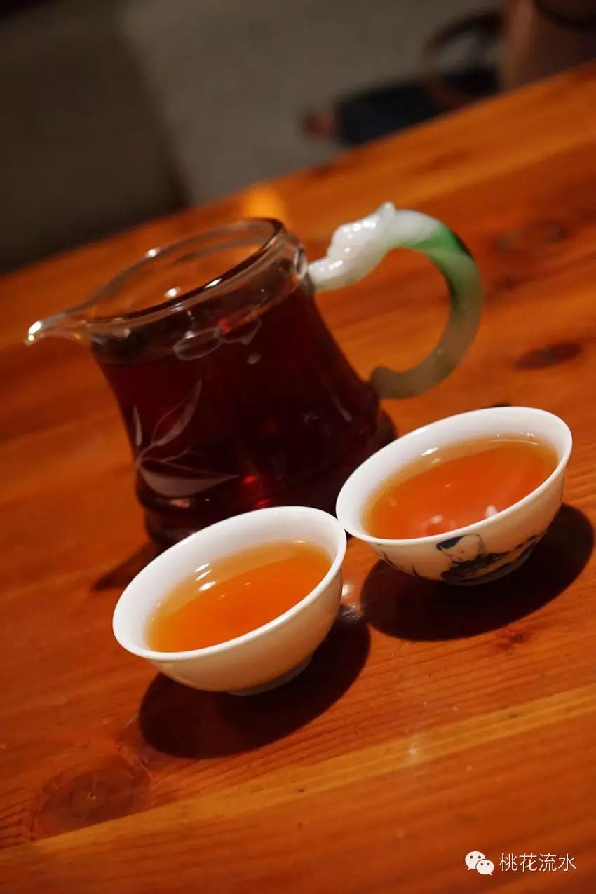 两个人,有双茶,谈笑着,即使偶尔的停顿也不尴尬; 一群人,有壶茶,天南