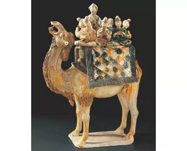 36 三彩骆驼载乐俑,为唐朝的文物,它是唯一一件被评定为国宝级文物的
