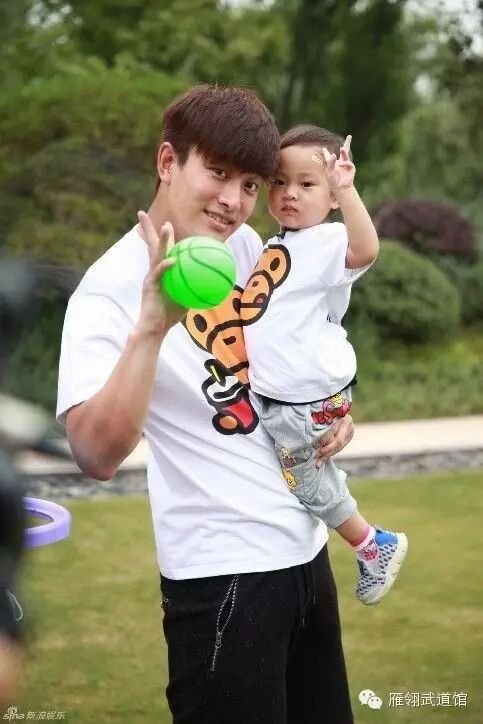 贾乃亮李小璐的女儿甜馨也在练跆拳道 太萌了