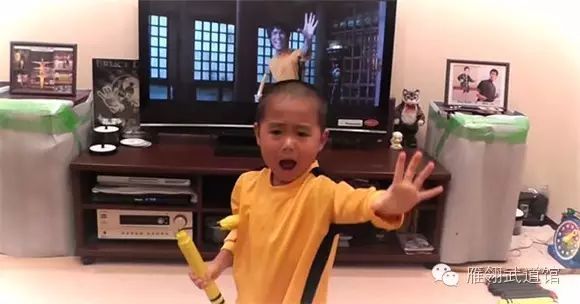 小版的李小龙  很牛