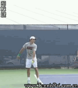 费德勒无拍发球,两个角度,多动图!