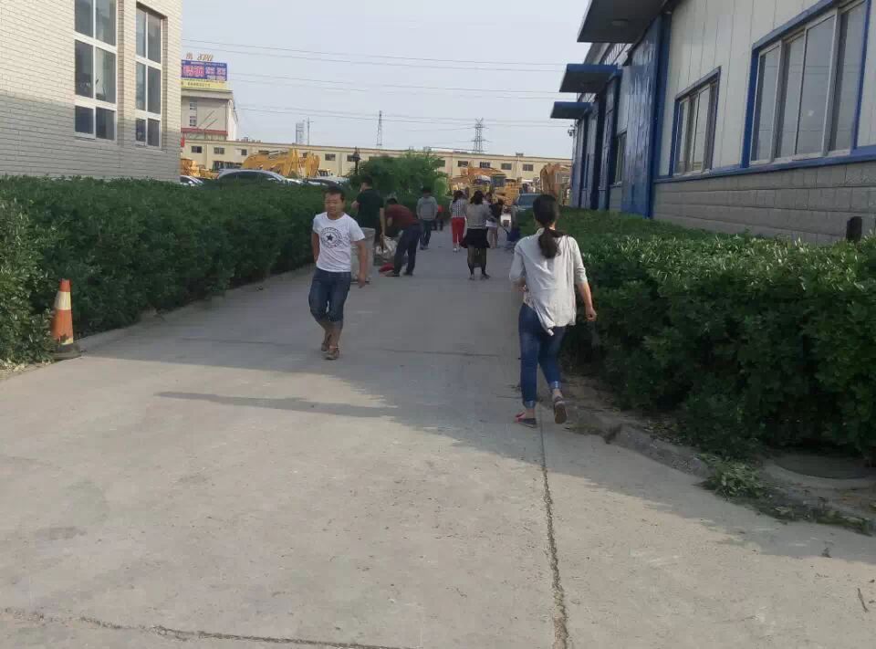 河南路友挖机部门除草现场