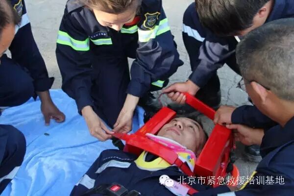 急救颈托怎么测量【突发意外，每人都应学会的急救技能之颈椎、脊柱受伤处理】_https://www.jmylbn.com_新闻资讯_第5张