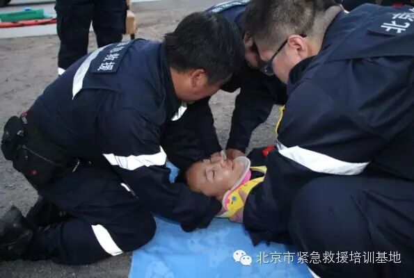 急救颈托怎么测量【突发意外，每人都应学会的急救技能之颈椎、脊柱受伤处理】_https://www.jmylbn.com_新闻资讯_第2张