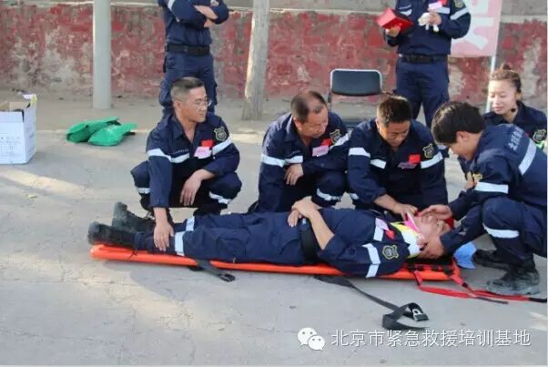 急救颈托怎么测量【突发意外，每人都应学会的急救技能之颈椎、脊柱受伤处理】_https://www.jmylbn.com_新闻资讯_第6张