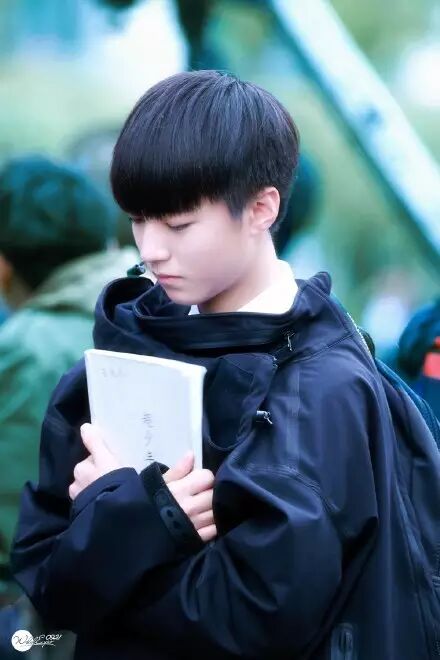 王俊凯反穿外套大合集