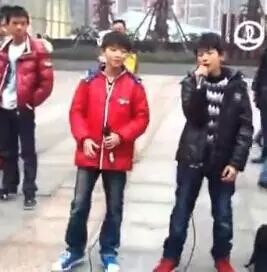 TFBOYS成名前也“辛酸” 王俊凯王源街头献唱