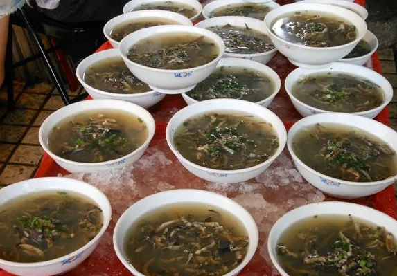 【土丁冻】看似清水凝结成冻、味道寡淡的样子，然而吃起来让人垂涎三尺！via今日福安