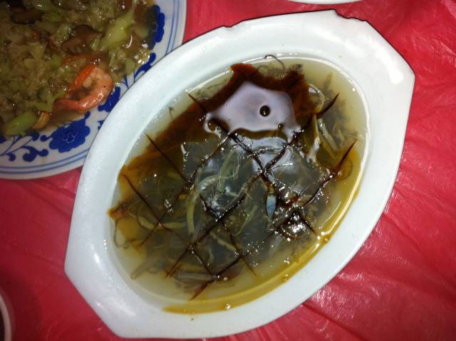 【土丁冻】看似清水凝结成冻、味道寡淡的样子，然而吃起来让人垂涎三尺！via今日福安