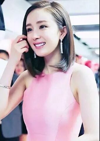 这三件单品杨幂穿了好几年都没腻,估计她的衣橱里有一打...