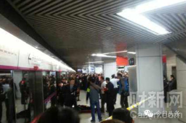 还原北京地铁女子车门事故致死过程