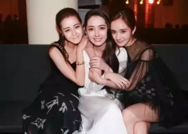 她的性感美貌超过杨幂,曾被曝是同性恋,＂第一次＂竟然...