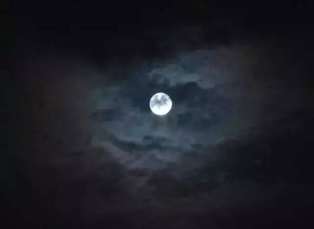 有些头脑冷静的小伙伴说了,为什么我拍出来的超级月亮都是这个样子的